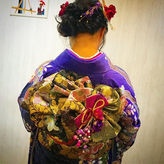 Today is Japanese 成人式 ( Coming-of-age ceremony). 20years girls wear Hurisode ( long long sleeve Kimono). I wear her Hurisode and tie OBI decorticating. It has 5 ribbons How about it?? #Coming-of-age ceremony #Hurisode #kimono #obi #成人式 #着付け